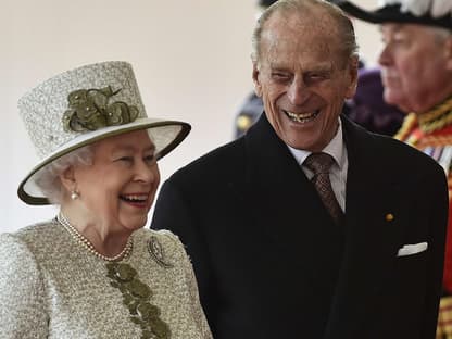 Queen Elizabeth II. und Prinz Philip lachen