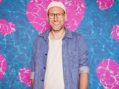 Simon Beeck ist der Sprecher von “Love Island”
