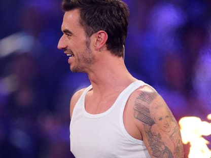 Florian Silbereisen in Tanktop mit Tattoo von Helene Fischer auf dem Arm