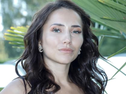 Anastasiya Avilova guckt ernst