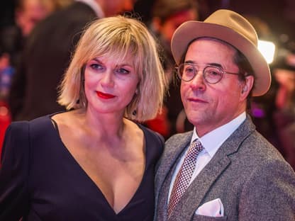 Anna Loos und Jan Josef Liefers ernst