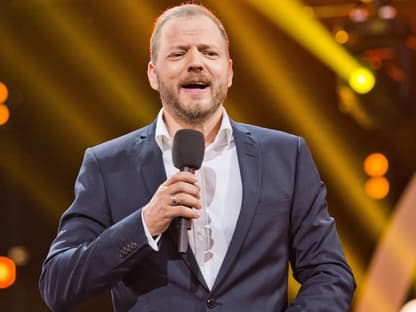 Mario Barth mit Mikrofon auf der Bühne