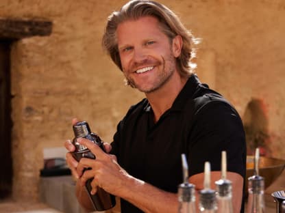 Paul Janke als Barkeeper
