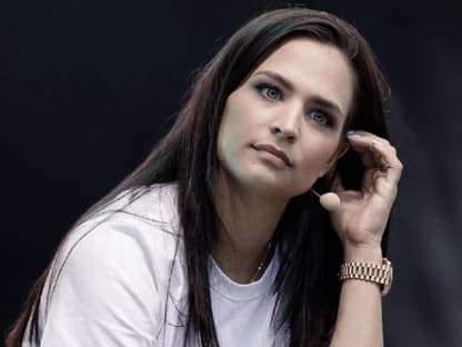 Amira guckt bedrückt an der Kamera vorbei.