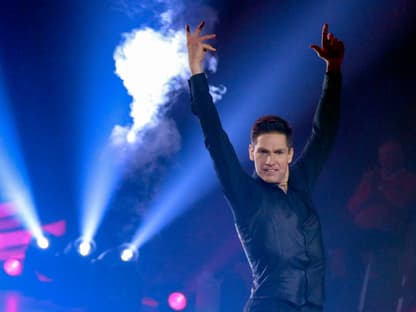 Christian Polanc streckt seine Arme nach oben und guckt gequält