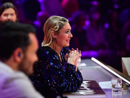 Ruth Moschner von der Seite bei "The Masked Singer"