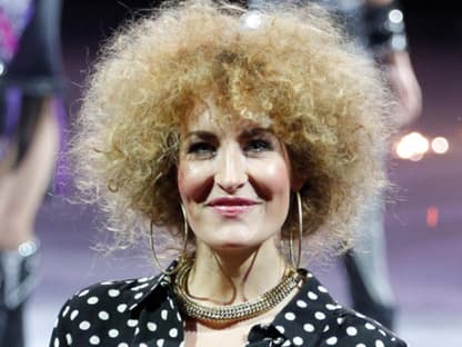 Fast jedes halbe Jahr erfreut uns Sarah Connor mit einem neuen Look. Vor allem ihre Frisur ändert sie ständig. Zuletzt zeigte sich die dreifache Mutter mit lockiger Afro-Mähne. OK! zeigt den Look der Sängerin über die letzten Jahre Fast jedes halbe Jahr erfreut uns Sarah Connor mit einem neuen Look. Vor allem ihre Frisur ändert sie ständig. Zuletzt zeigte sich die dreifache Mutter mit lockiger Afro-Mähne. OK! zeigt den Look der Sängerin über die letzten Jahre