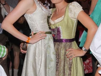 Model Barbara Meier und Marie Therese Müller, Freundin von Sven Hannawald, stellen sich für ein Foto auf