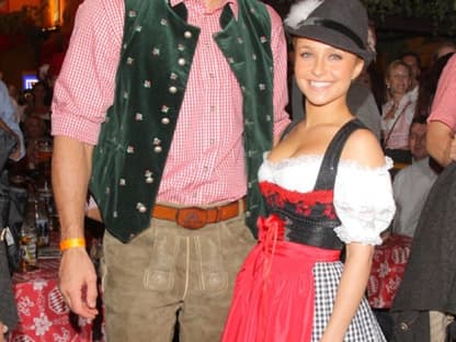 Anstich und "O`zapft is!". Bis zum 4. Oktober herrscht in Bayerns Hauptstadt Ausnahmezustand. Und auch die Promis schmeißen sich in ihre schönsten Trachten und feiern das 177. Oktoberfest. Erstmals dabei: US-Star Hayden Panettiere, die gemeinsam mit ihrem Freund Wladimir Klitschko die Wiesn am Wochenende unsicher machte