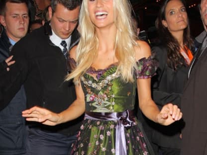 Fesch! Moderatorin Michelle Hunziker bei ihrer - "Wetten, dass ..?"-Aussenwette im Festzelt Hippodrom Fesch! Moderatorin Michelle Hunziker bei ihrer - "Wetten, dass ..?"-Aussenwette im Festzelt Hippodrom