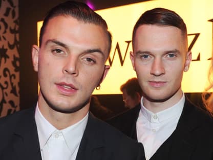 "Wir hatten einen Achter", verrieten die beiden Jungs von der Band Hurts. Auf Tour haben sie wilde Orgien und lassen es richtig krachen "Wir hatten einen Achter", verrieten die beiden Jungs von der Band Hurts. Auf Tour haben sie wilde Orgien und lassen es richtig krachen
