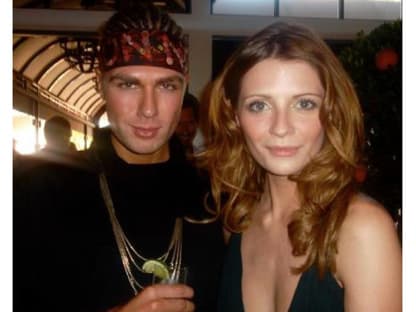 Mischa Barton ist immer für einen Drink zu haben. Aber es muss Rotwein sein. Bei der Präsentation meiner Accessoires-Kollektion âKin" in Hamburg habe ich extra welchen für sie organisieren lassen