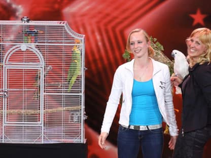Heike Mundt´ aus Bochum mit ihrem singenden Papagei und ihre Assistentin Janina Skur. Sie haben es in die nächste Runde geschafft