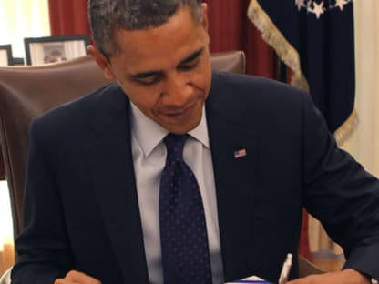 Wie feiern den Tag der Linkshänder! Unter ihnen gibt es auch zahlreiche Promis. So macht es auch US-Präsident Barack Obama, obwohl sein Job nicht immer einfach ist, alles mit links Wie feiern den Tag der Linkshänder! Unter ihnen gibt es auch zahlreiche Promis. So macht es auch US-Präsident Barack Obama, obwohl sein Job nicht immer einfach ist, alles mit links