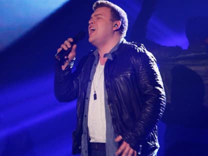 Konkurrent von Jenna Hoff ist Kindererzieher Michael Heinemann. Der 26-Jährige überrascht mit rockigen Tönen: âTreading Water" (Alex Clare). Coach Rea überlässt die Entscheidung des Duells dem Publikum, dieses votet eindeutig zu Gunsten von Michael Heinemann. Das Votingergebnis: 80,54 / 119,46 (Coach: 50 / 50)