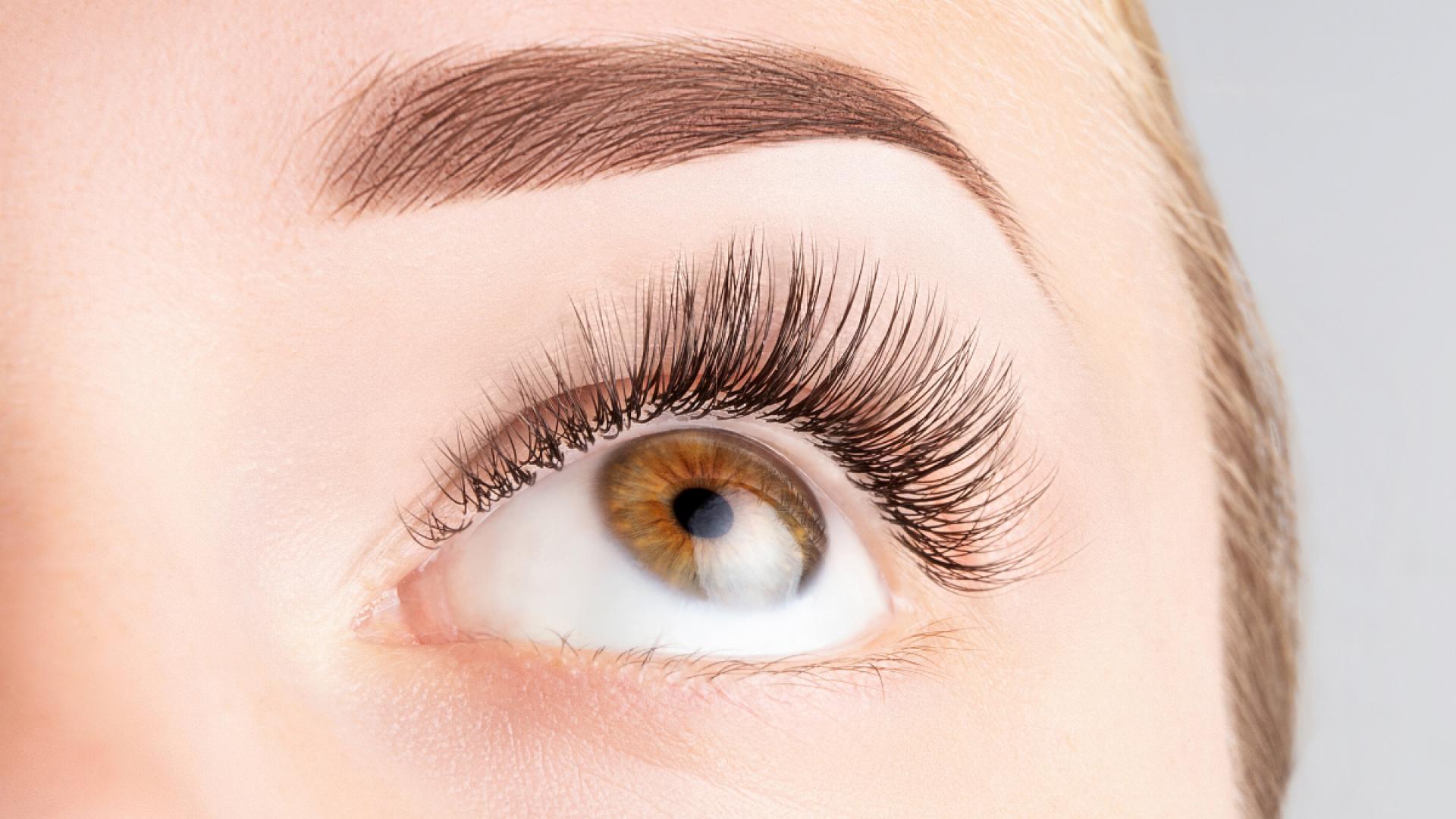 Beauty-Hack-von-TikTok-Lange-Wimpern-ohne-Mascara-dank-Vaseline