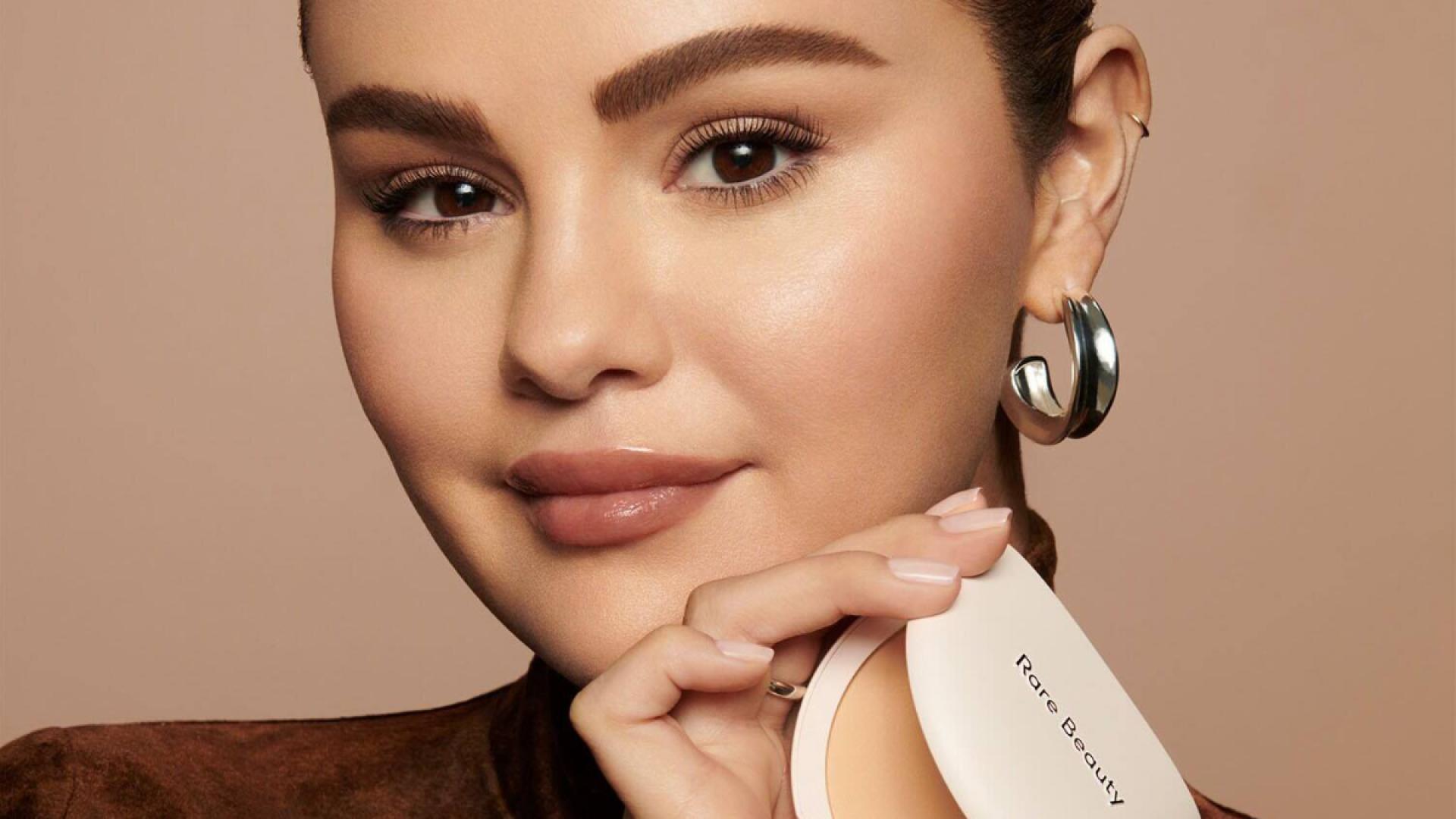 Laut-Selena-Gomez-Dieses-Puder-ist-ein-echter-Allrounder
