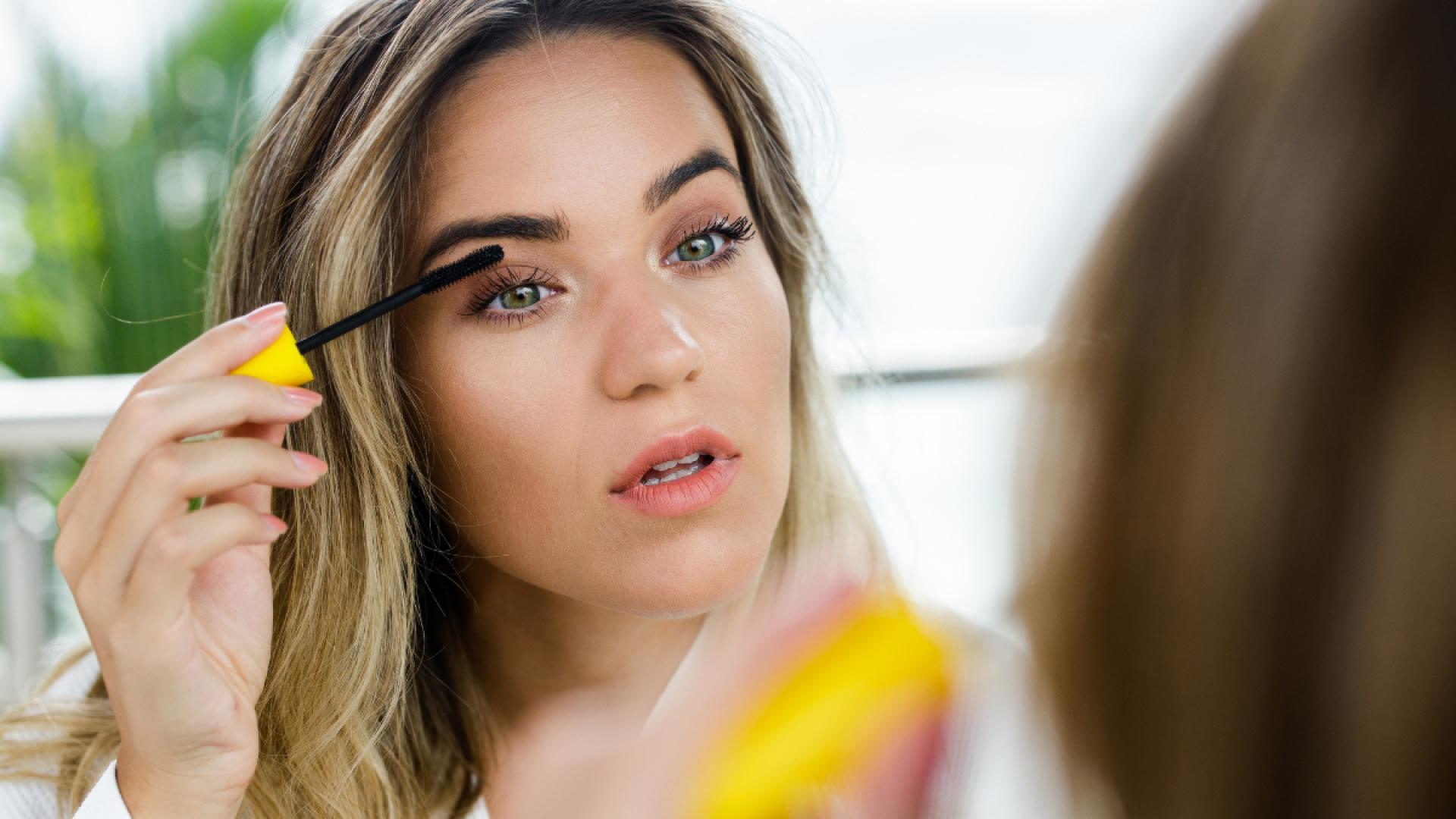 Mascara-Die-Wimperntusche-verdichtet-die-Wimpern-sofort-dank-Nano-Technologie