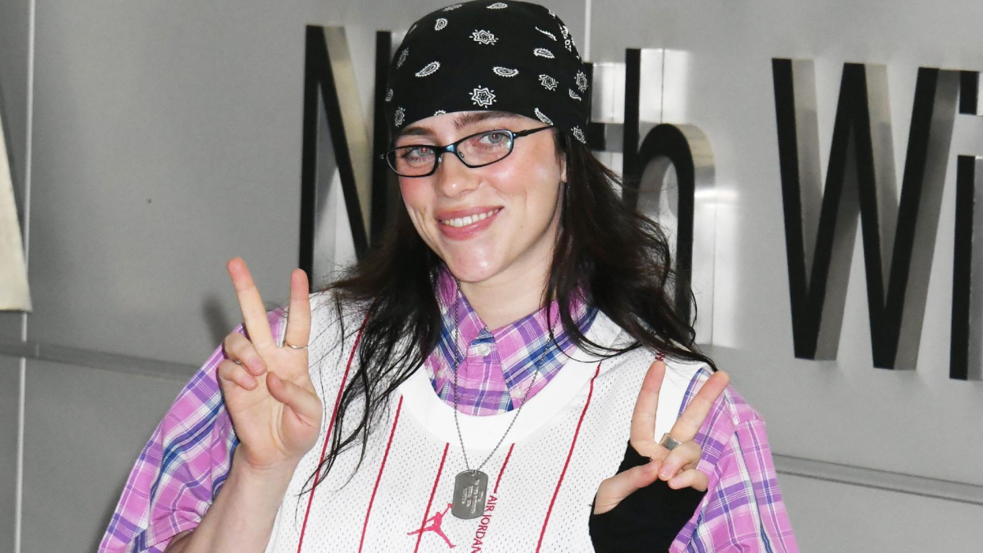 Make-up-Trend-2025-Billie-Eilish-schw-rt-auf-dieses-Jelly-Blush