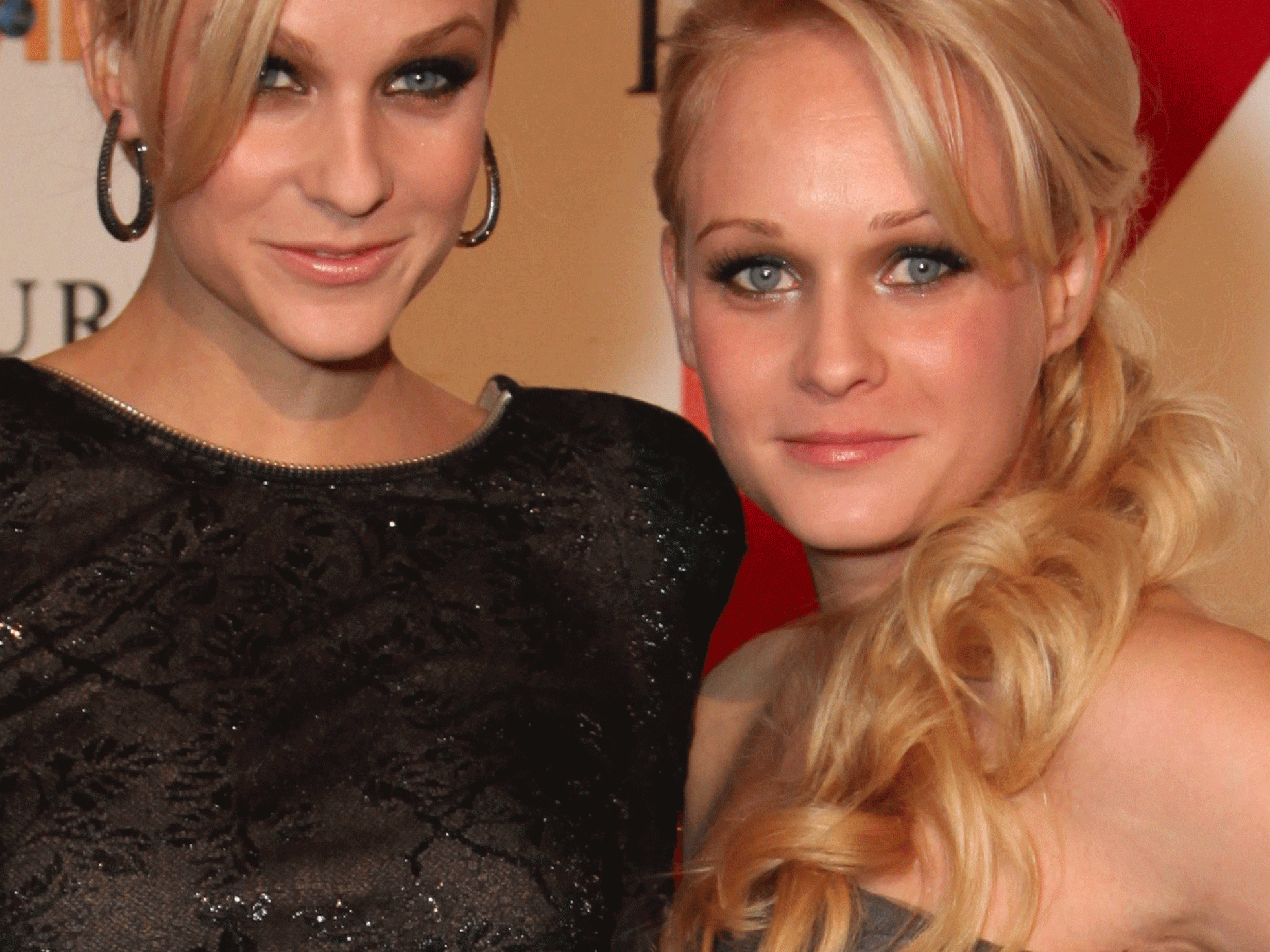 Zum Verwechseln ähnlich - bis auf den Größenunterschied: Mirjam (links) und Melanie Zum Verwechseln ähnlich - bis auf den Größenunterschied: Mirjam (links) und Melanie