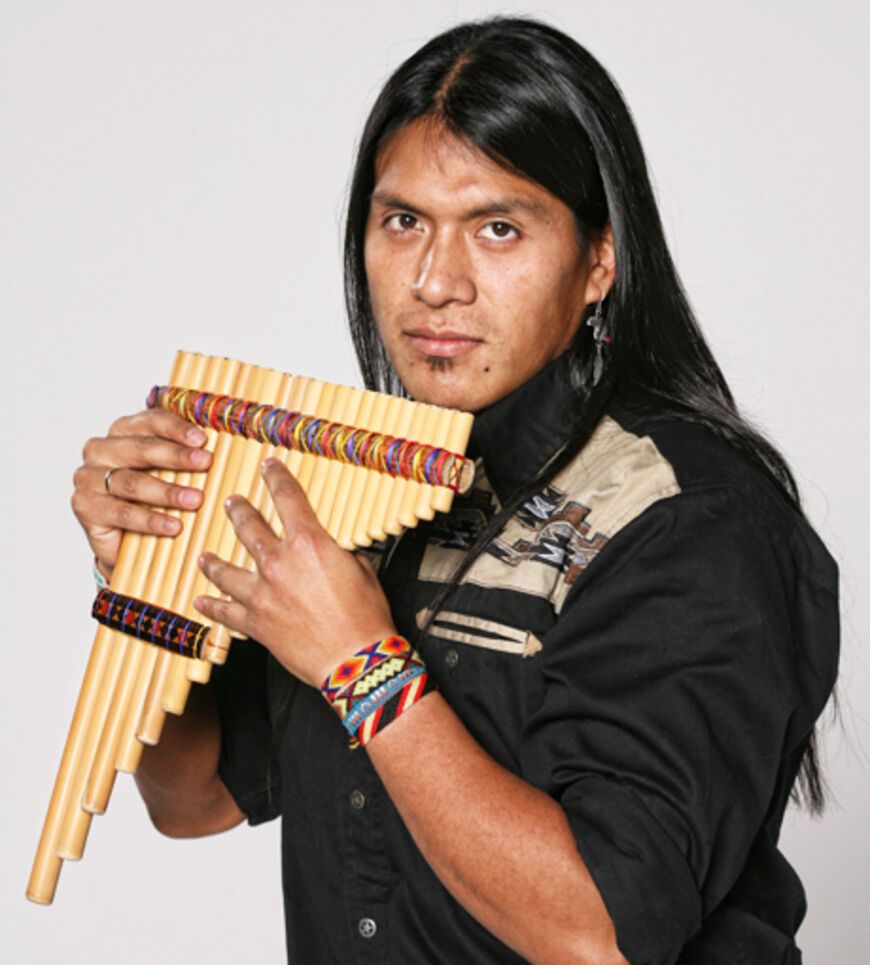 Индеец музыкант. Лео Рохас. Музыкант Лео Рохас. Музыкант индеец Лео Рохас. Лео Рохас фото.