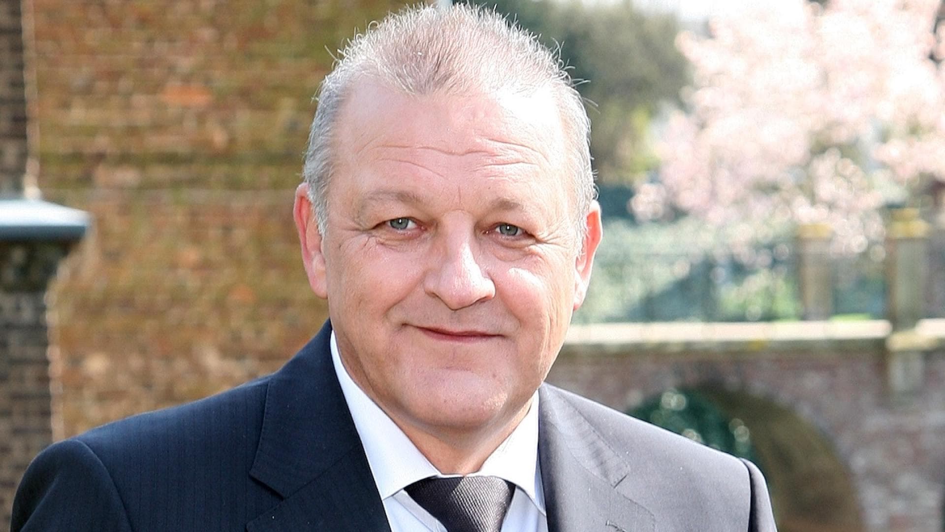 Leonard-Lansink-Darum-humpelt-der-Wilsberg-Schauspieler