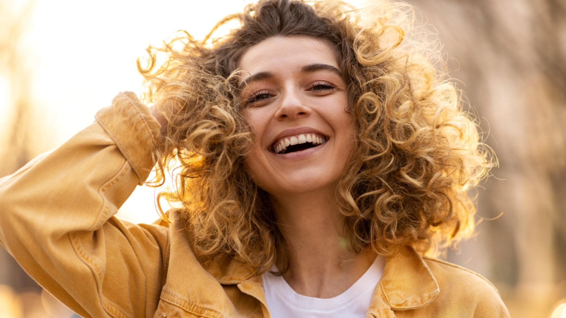 F-r-lockiges-Haar-Diese-6-Euro-Maske-verleiht-Locken-100-Stunden-Feuchtigkeit