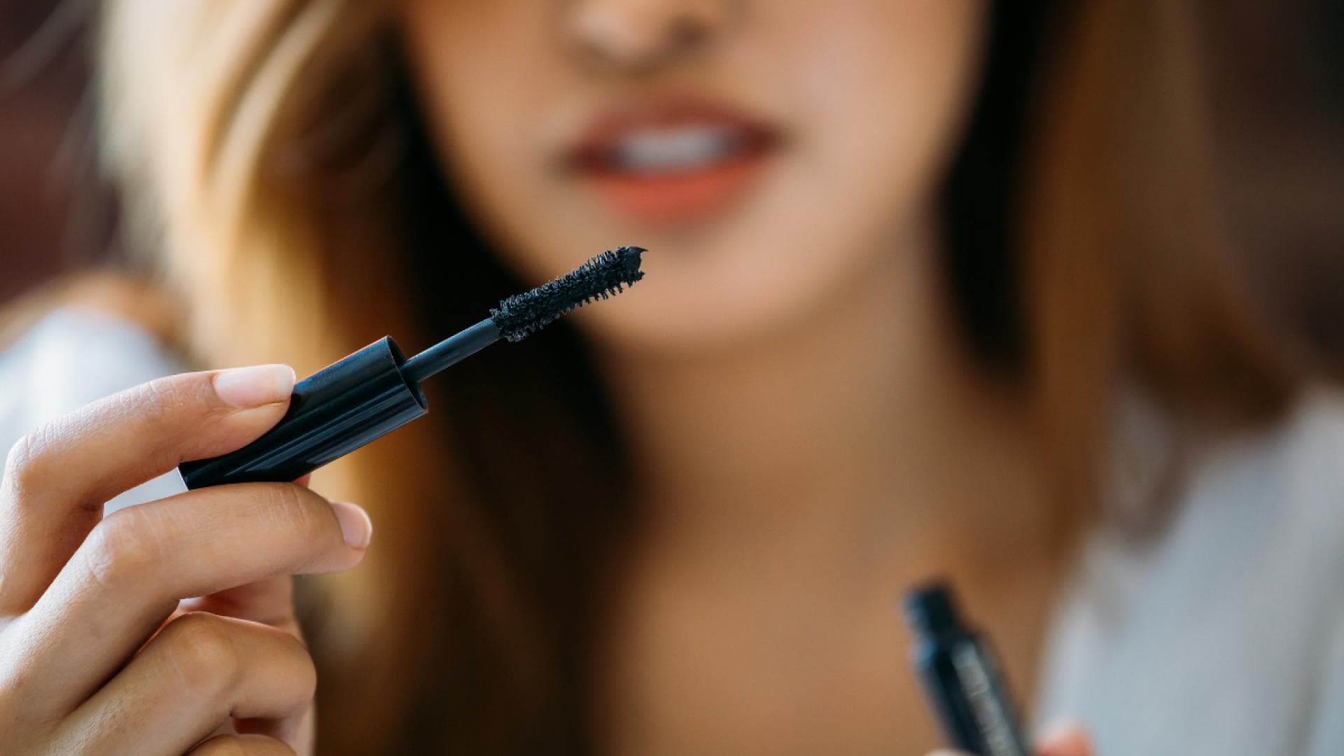 Mascara-Diese-Wimperntusche-haftet-wie-ein-Magnet-an-den-Wimpern-f-r-Mega-Volumen
