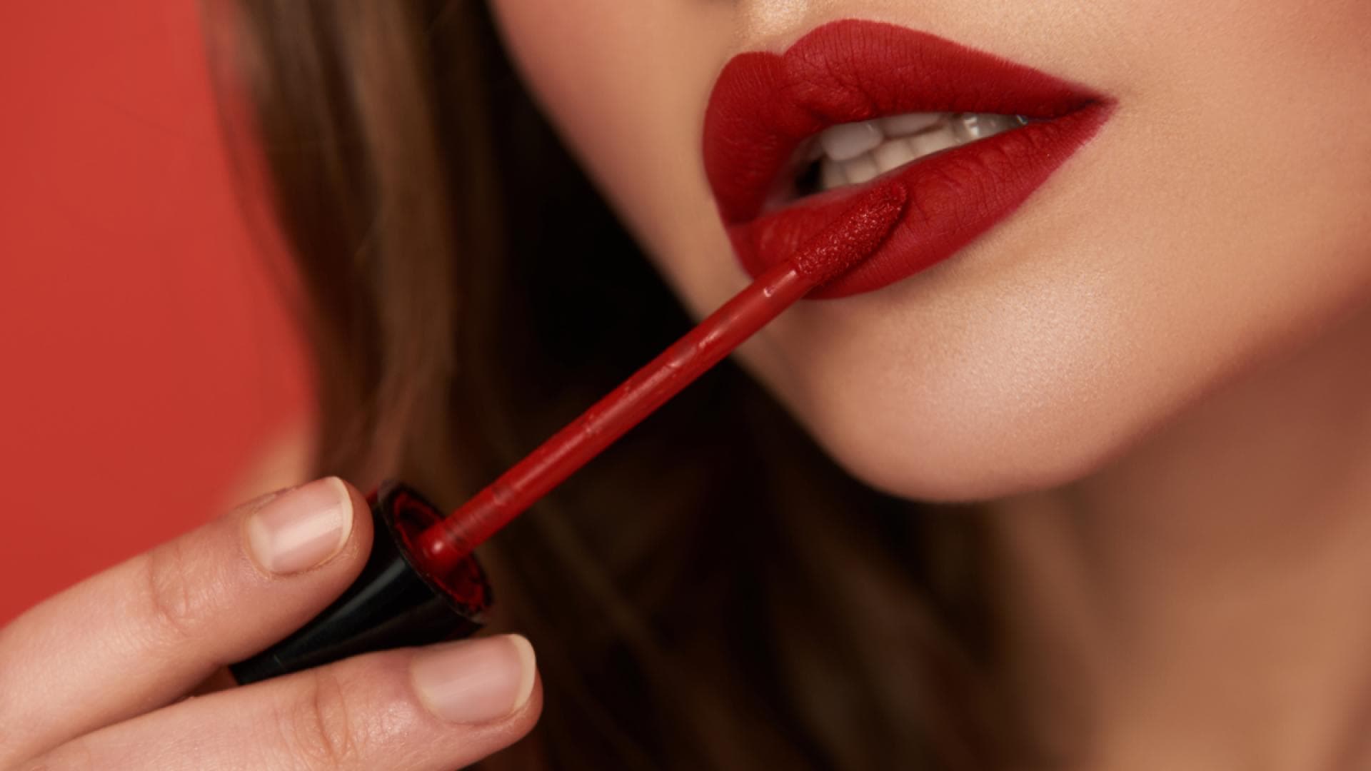 Beauty-Trend-2024-Dieser-neue-Lippenstift-gl-ttet-F-ltchen-und-wirkt-aufpolsternd