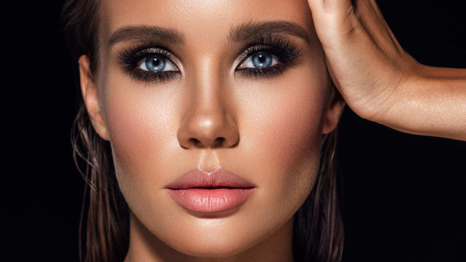 Mascara-Dank-verdichtender-Pflanzenfasern-erhalten-deine-Wimpern-bis-zu-300-mehr-Volumen