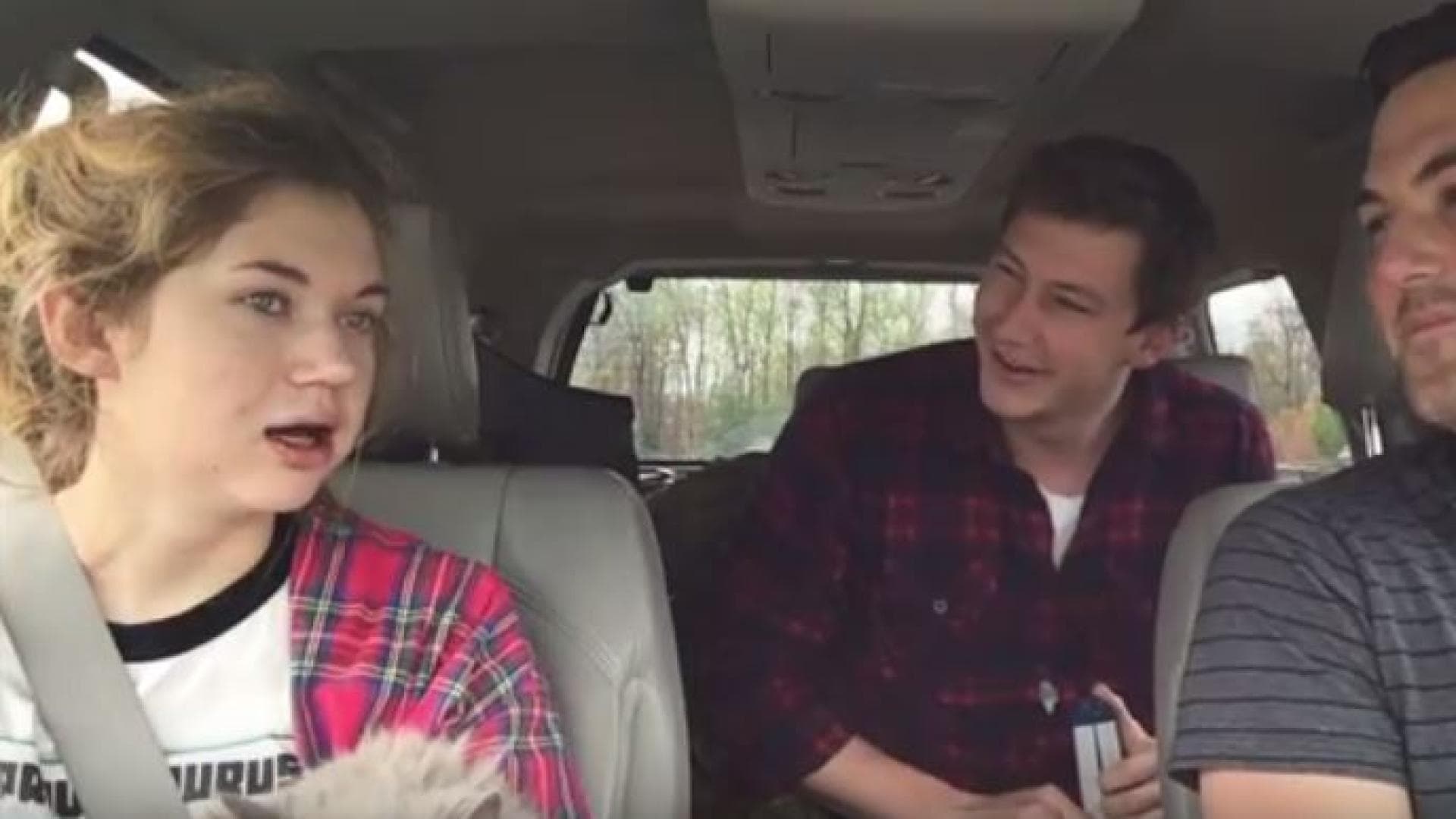 Fieser VideoStreich! Brüder spielen ihrer kleinen Schwester Zombie