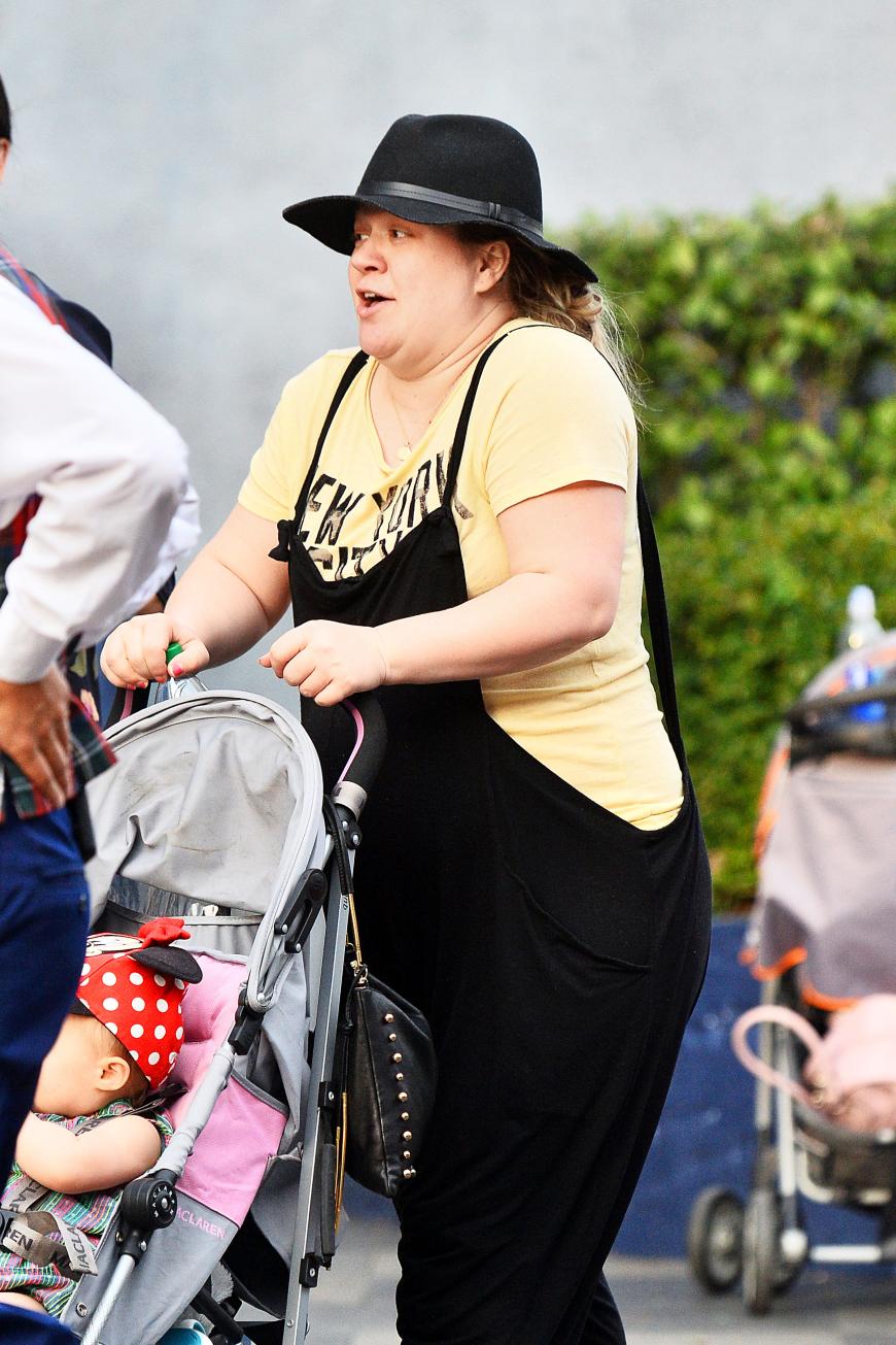 Sympathisch Normal Kelly Clarkson Ungeschminkt In Disneyland Ok Magazin