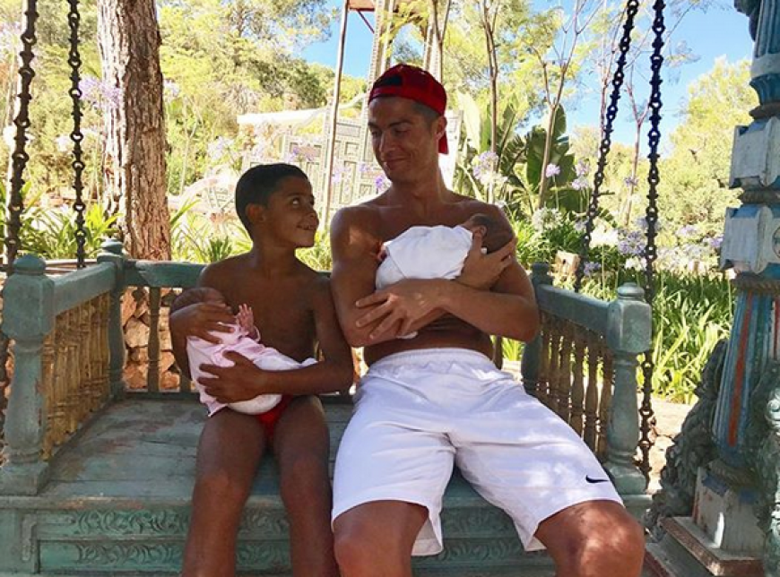 Cristiano Ronaldo Ein Fussball Feld Voller Kinder