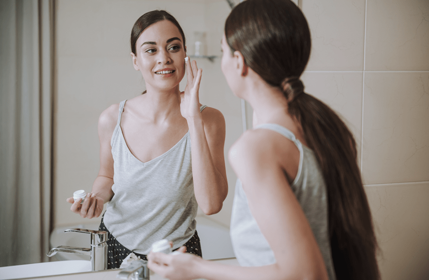 Retinol és retinoidok: Vezetők a bőrfiatalításban és a pattanáskezelésben
