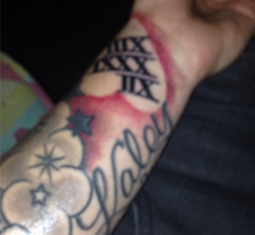 Am Handgelenk Tragt Victoria Stars Und Ihre Tattoos Ok Magazin