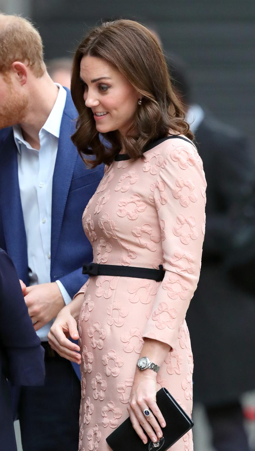 Herzogin Kate Susser Uberraschungs Auftritt Mit Babybauch
