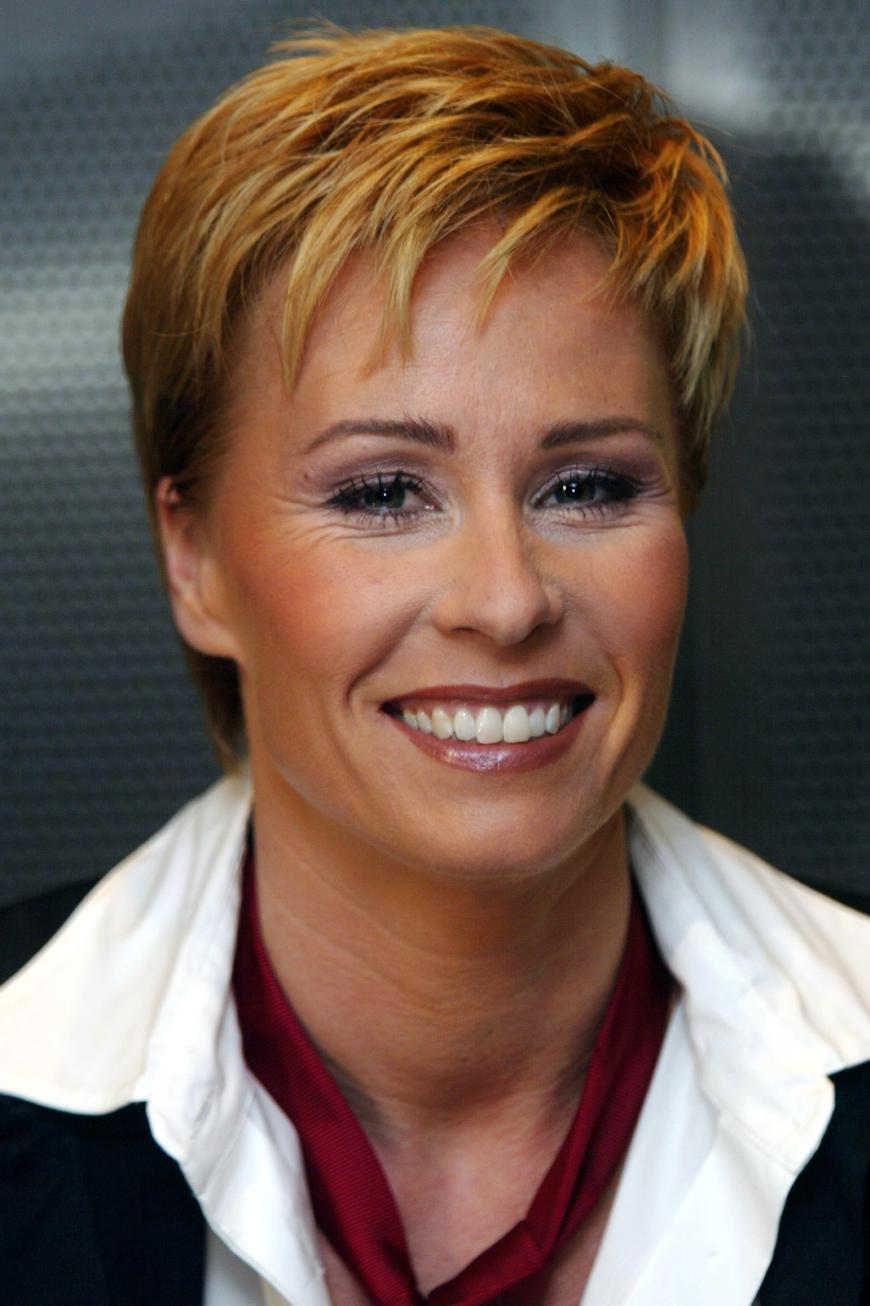 Mit Roter Igel Frisur Einem Sonja Zietlow So Anders Sah