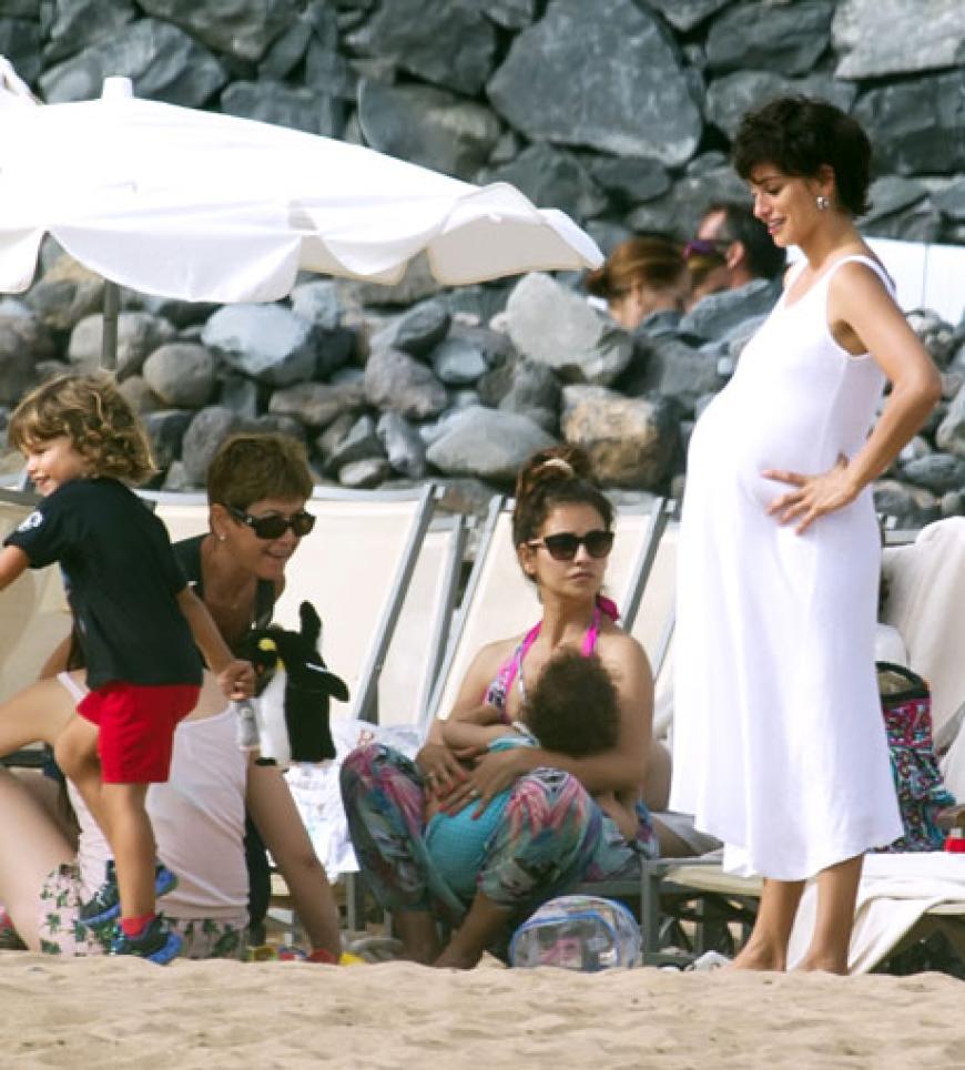 Schwanger Penelope Cruz Mit Xxl Bauch Am Strand Ok Magazin