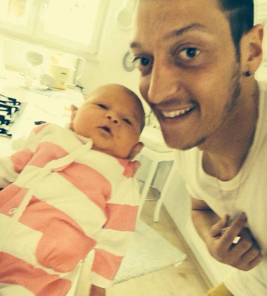 Mesut Ozil Luftet Das Baby Geheimnis Um Klein Mira Ok Magazin