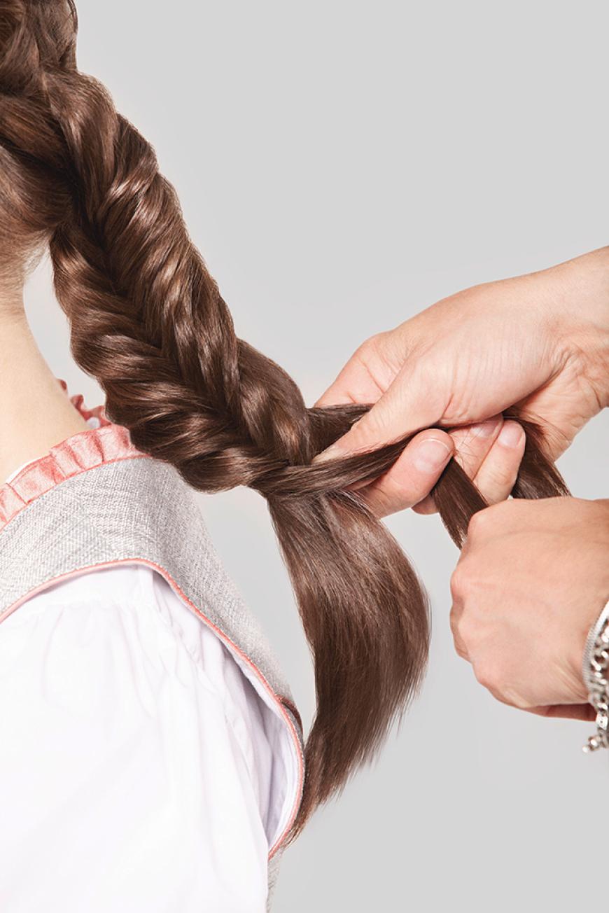 Step 3: Danach eine dünne Strähne von der Außenseite der rechten Partie zur Innenseite des linken Haarstrangs führen. Auf diese Art abwechselnd Strähne für Strähne von der Außenseite zur Innenseite führen und sich so bis zum Zopfende vorarbeiten. Step 4: Den Zopf mit einem dünnen Haargummi fixieren und den Längen und Spitzen mit etwas Haaröl (z. B. Pantene Pro-V Repair & Care Trockenöl) gesunden Glanz verleihen. Zum Schluss noch auflockern. Dazu die einzelnen Strähnen vorsichtig in die Breite ziehen – so kommt das Fischgrätenmuster besonders gut zur Geltung, und der Zopf wirkt schön voluminös.