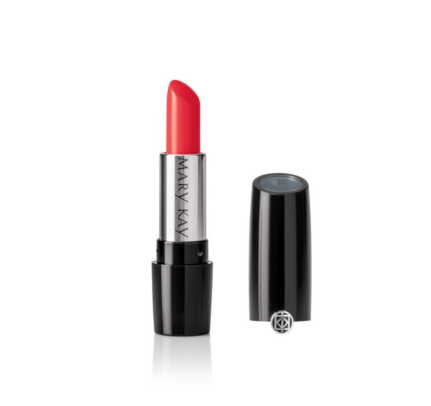 „Gel Semi-Matte Lipstick“ von Mary Kay, in „Poppy Please“, ca. 18 Euro