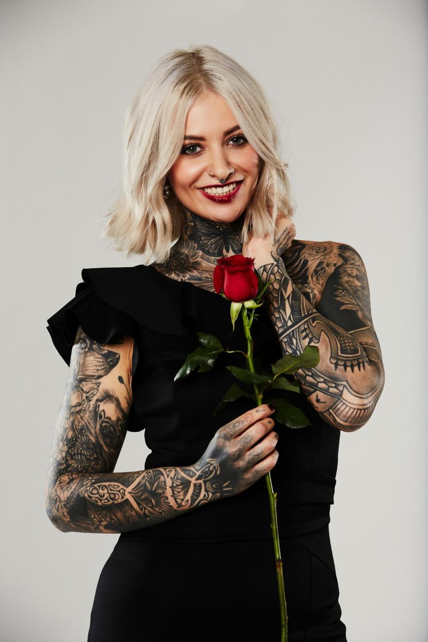Jenny S., 26, Wimpernstylistin aus Freiburg (in Folge zwei freiwillig gegangen)
Bei der 26-jährigen Single-Frau stechen nicht nur das sympathische Lächeln, sondern auch die unzähligen Tattoos sofort ins Auge. Tiermotive haben es ihr dabei besonders angetan. Warum? Jenny: