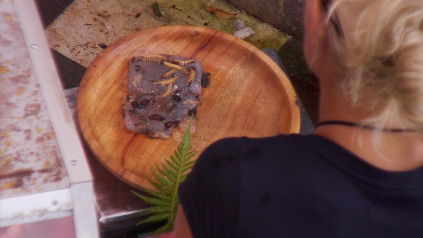 Sophia tritt wieder an die Theke und entscheidet sich für 200 Gramm Dschungelsülze.
