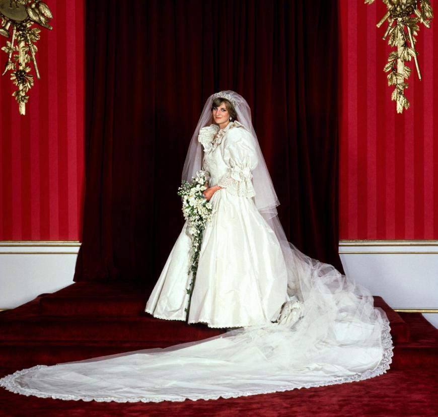 Das üppige und völlig überladende Hochzeitskleid stammte von dem Designer-Duo David und Elizabeth Emanuel. Die Schleppe brachte es auf stolze 7,62 Meter.
