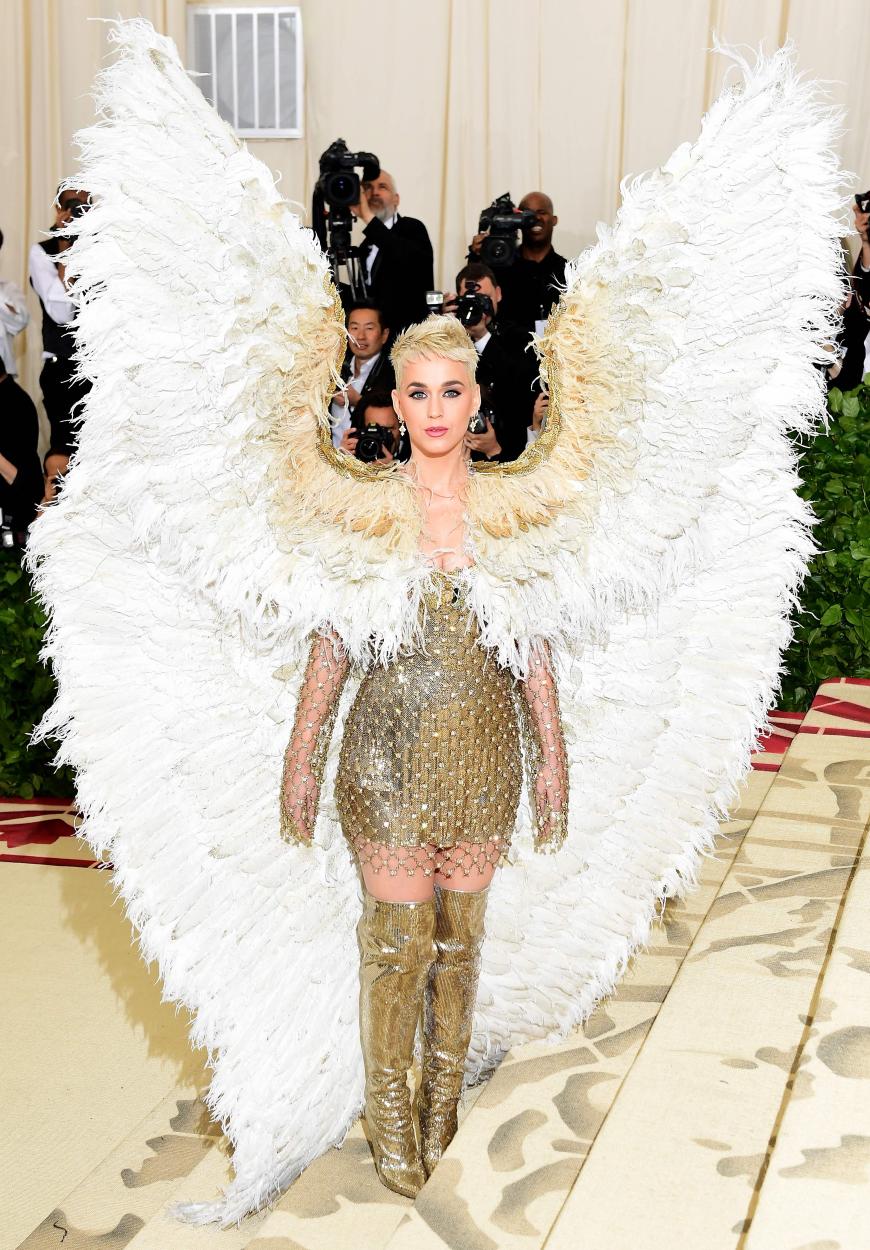 Über Geschmack lässt sich bekanntlich nicht streiten. Katy Perry blieb zwar dem Motto treu, ging in ihren XXL-Flügeln aber leider etwas unter.