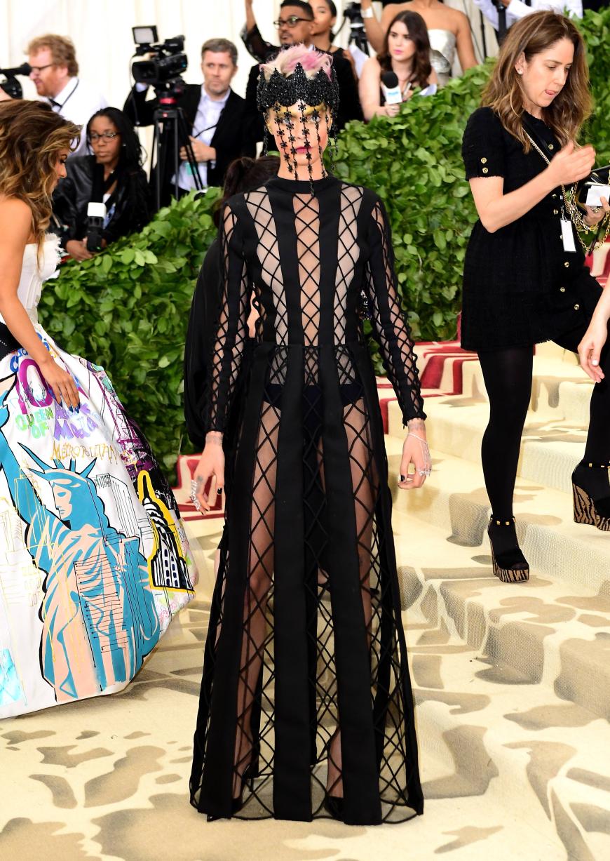 Kaum hätten wir sie erkannt, doch unter diesem Kleid verbirgt sich tatsächlich das Model Cara Delevingne.
