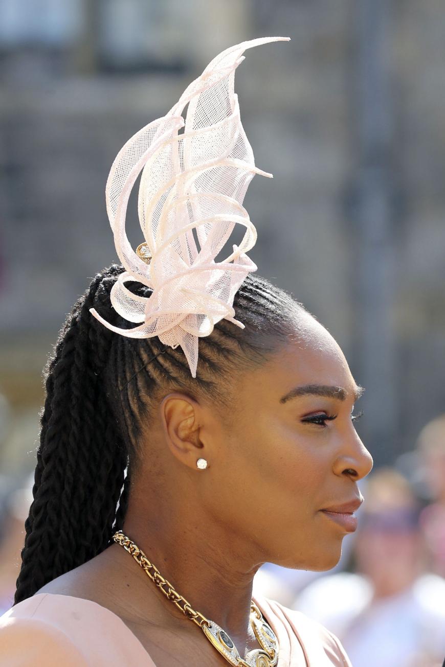 Serena Williams mit extravagantem Kopfschmuck