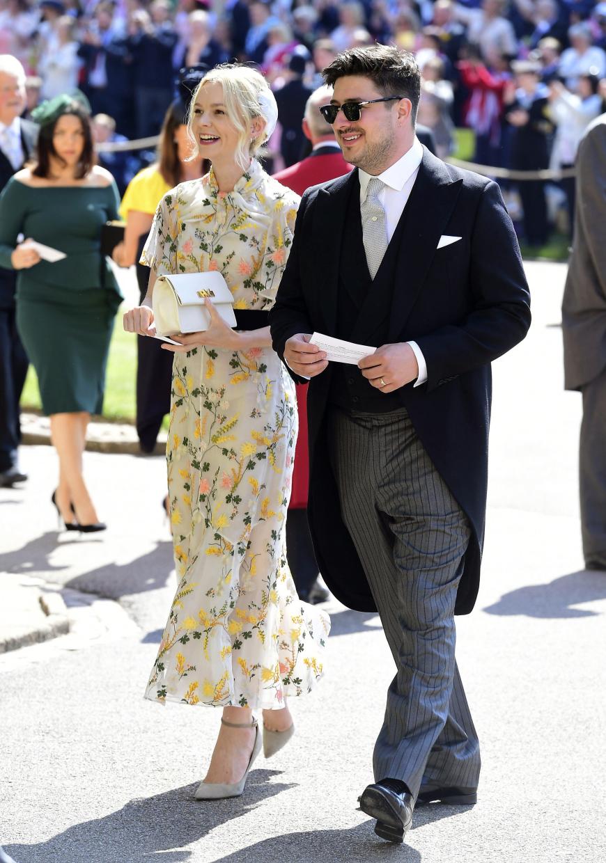 Carey Mulligan bestens gelaunt in einem verspielten Kleid mit Schluppe – begleitet von Marcus Mumford.