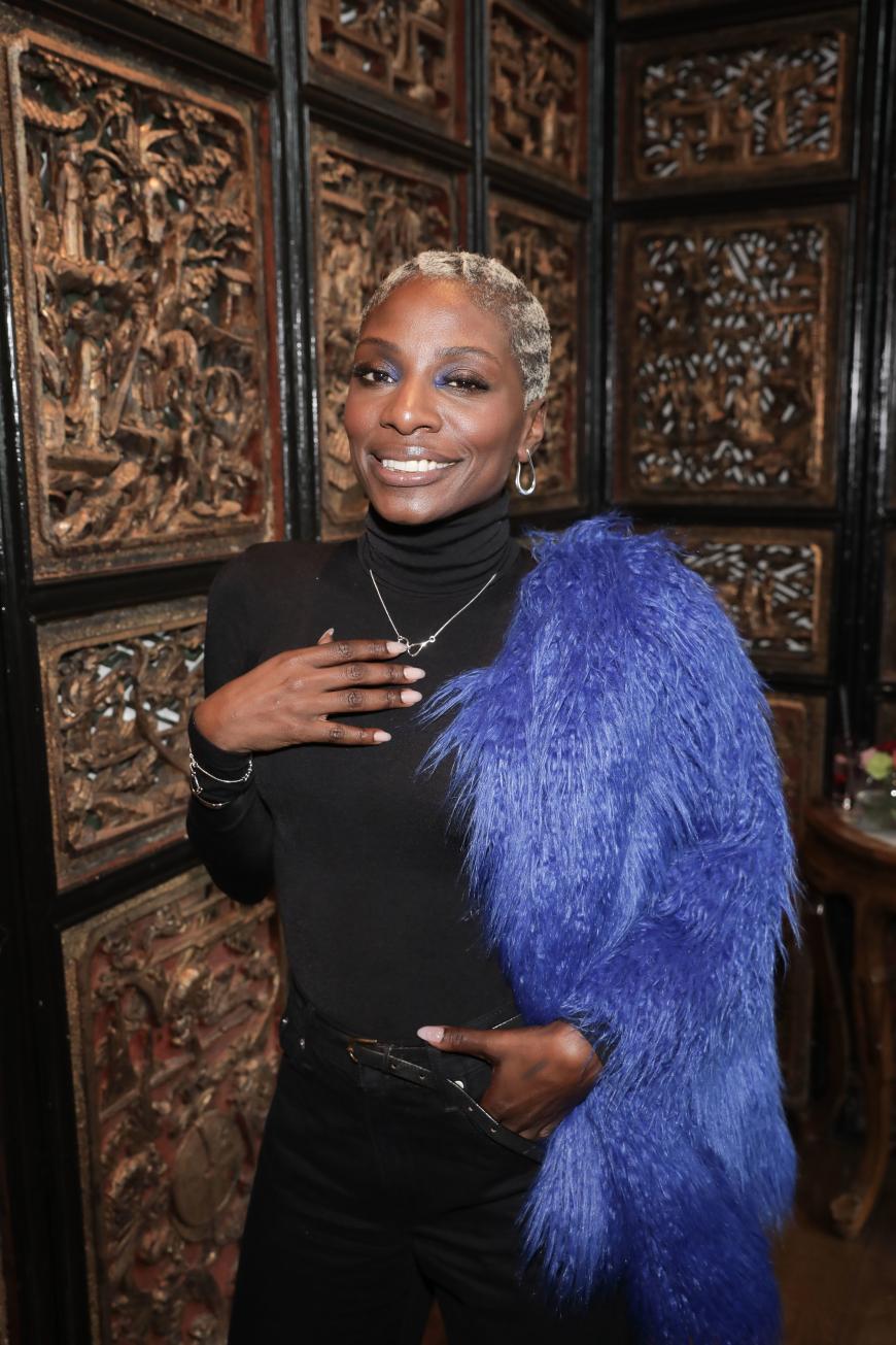 Nikeata Thompson überrascht immer wieder mit ihren Outfits. In der blauen Felljacke ist sie ein echter Hingucker.