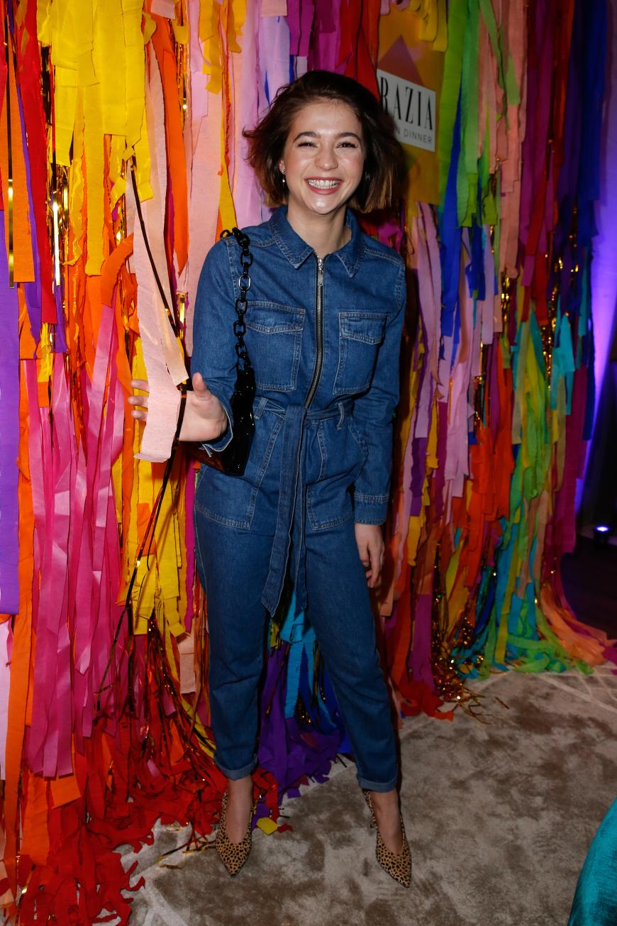 Schauspielerin Lisa-Marie Koroll strahlt in ihrem Jeans-Look beim